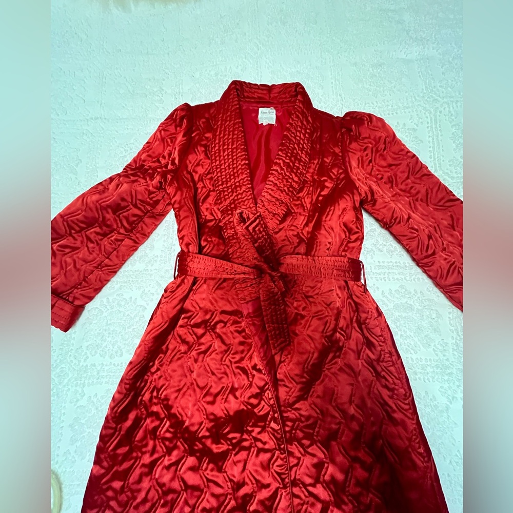 Lovely red quilted Neiman Marcus robe. Medium to large. - Picture 8 of 17